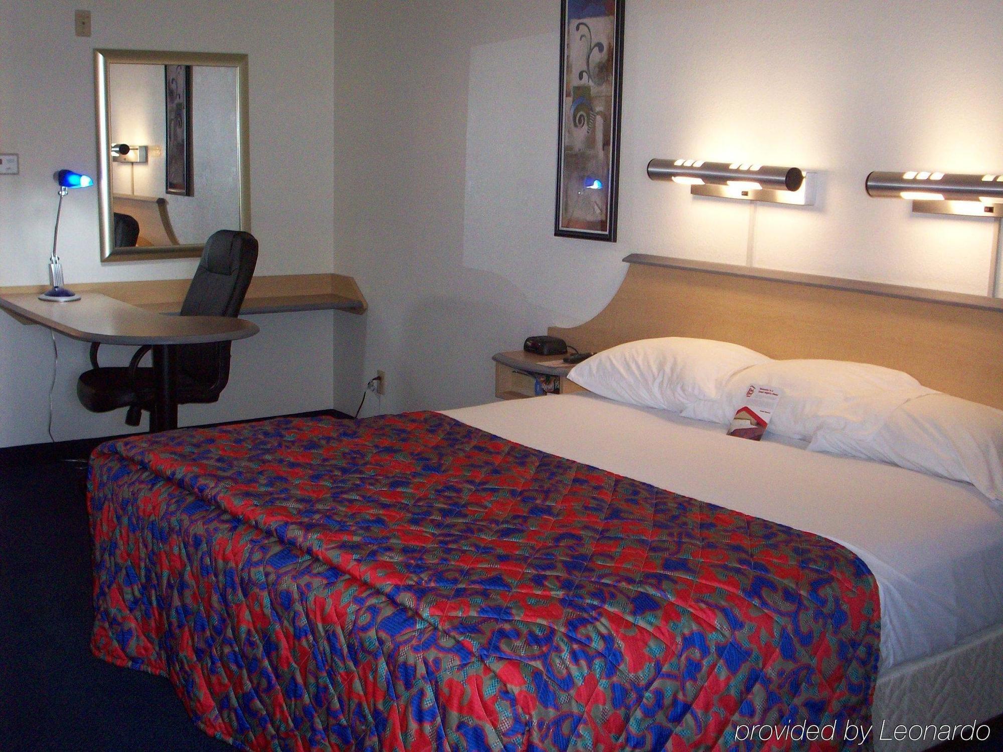 Rodeway Inn & Suites Thousand Palms - Rancho Mirage Room photo