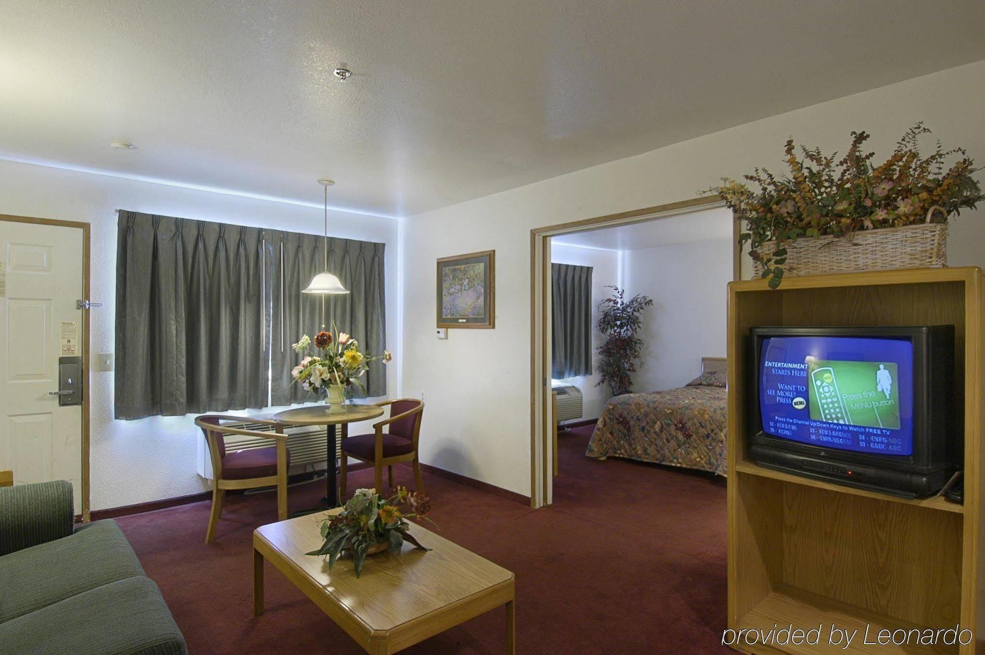 Rodeway Inn & Suites Thousand Palms - Rancho Mirage Room photo